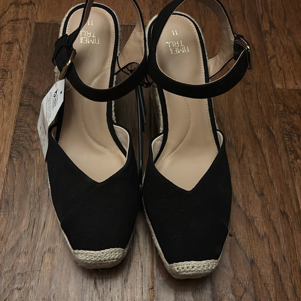 NWT Stylish Black Espadrilles - Picture 2 of 5